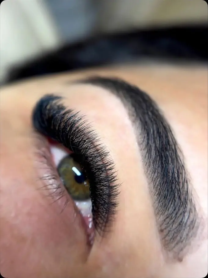 Extensiones de pestañas en plano cerrado